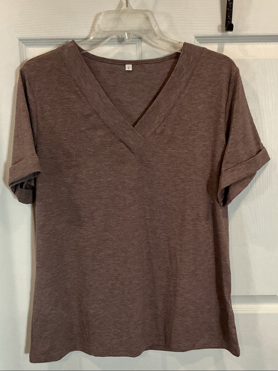 No Label Tops - Women's V-Neck Short Sleeve Top- NWOT